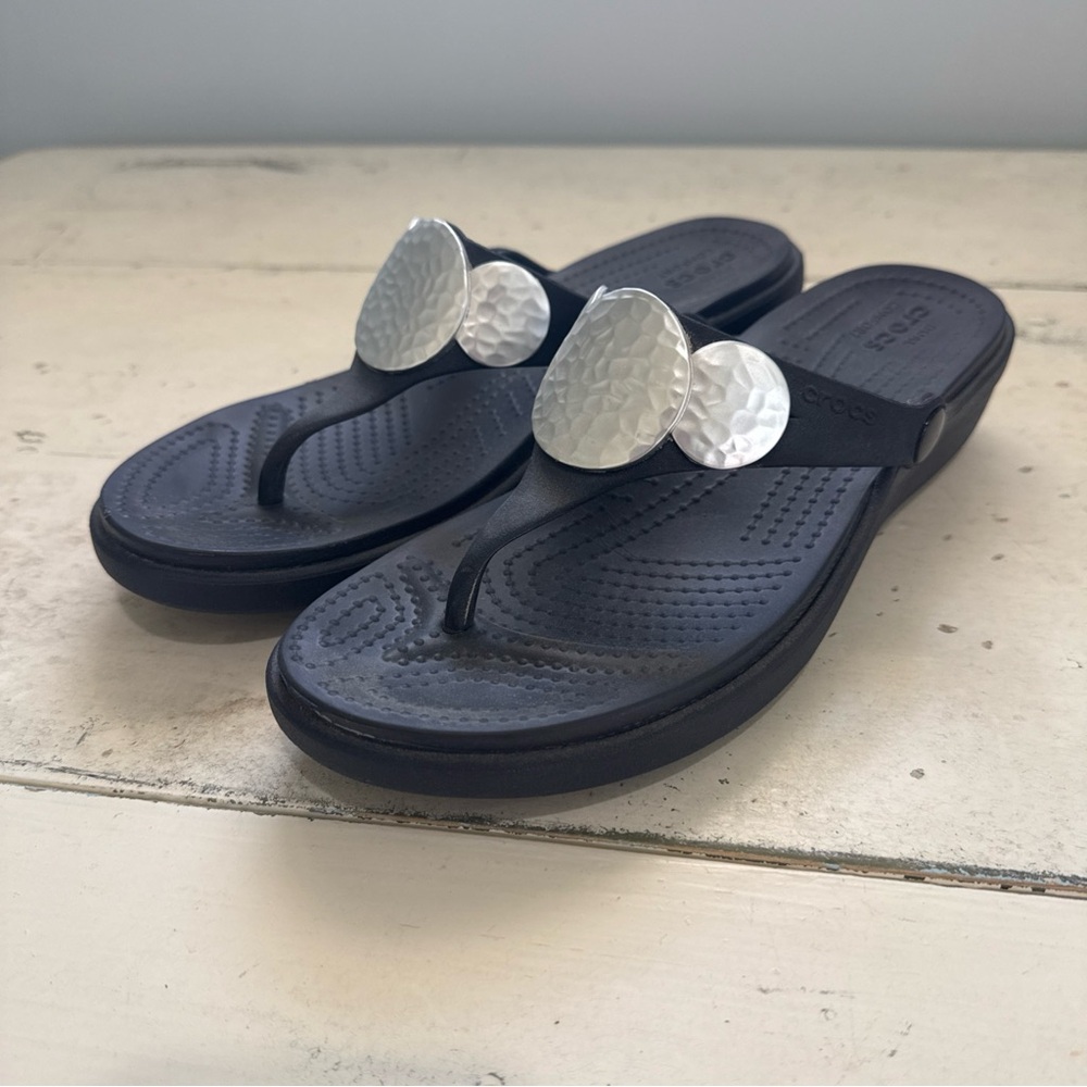 Crocs Women’s Sanrah Hammered Circle Wedge Sandals - Sz. 9